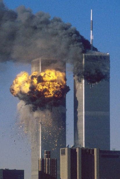 Fotografia do momento do colapso das Torres Gêmeas do World Trade Center, em Nova York, em 11 de setembro de 2001